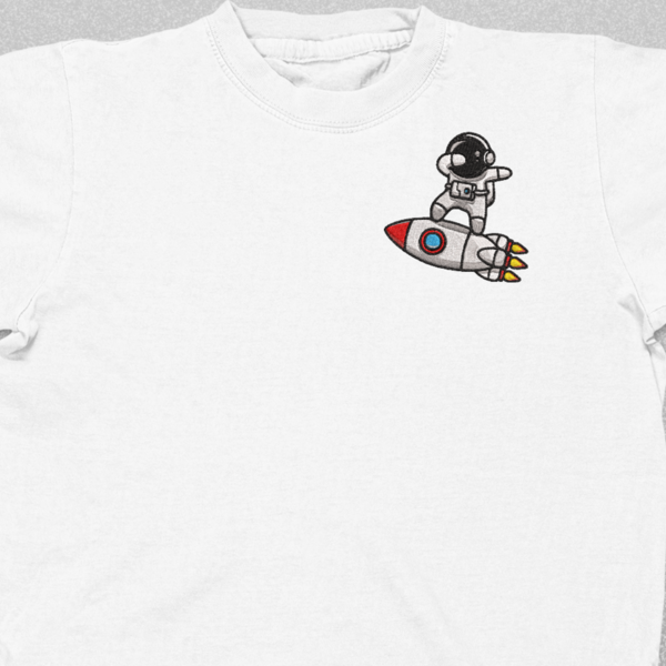 Βαμβακερό μπλουζάκι με μεγάλο κεντητό σχέδιο Αστροναύτης πιάνω σε πύραυλο - βαμβάκι, κεντητά