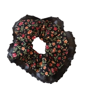 Χειροποίητο κοκαλάκι λαστιχάκι μαλλιών scrunchie μαύρο με λουλουδάκια και ραμμένη τρέσα ολόγυρα του. 1τμχ medium size. - ύφασμα, δώρο, λουλούδια, για τα μαλλιά, λαστιχάκια μαλλιών