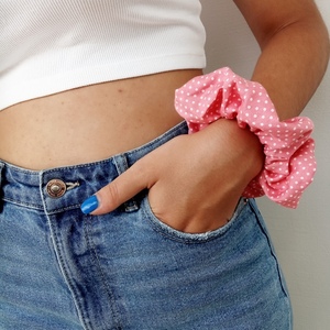 Pink polka dot cotton scrunchie - ύφασμα, χειροποίητα, 100% φυσικό, λαστιχάκια μαλλιών, φθηνά - 2