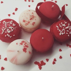 Red Velvet & Vanilla macarons candles - δώρο, αγάπη, αρωματικά κεριά, αγ. βαλεντίνου