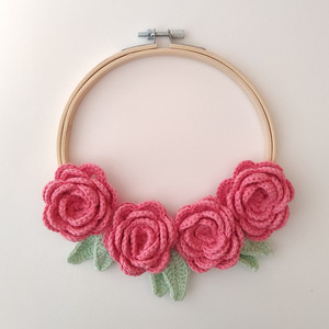 Ξύλινο στεφάνι με πλεκτά ροζ τριαντάφυλλα - ύψος 18 εκ - στεφάνια, τριαντάφυλλο, λουλούδια, κρεμαστά - 2