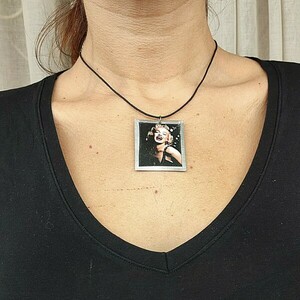 κολιέ με εικόνα Μέριλιν Μονρό με μαύρο κορδόνι - ύφασμα, επάργυρα, κοντά, φθηνά, μενταγιόν - 5