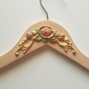 Νυφική ξύλινη κρεμάστρα με ανάγλυφα λουλούδια σε ροζ χρώμα. - personalised, ιδεά για δώρο - 3