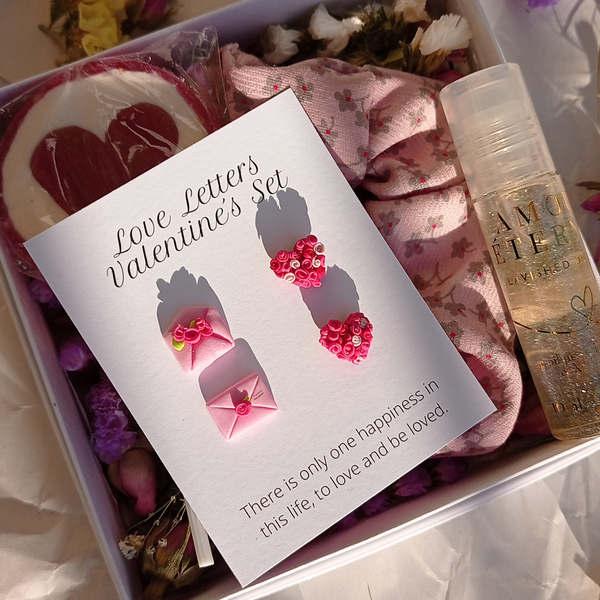 Love Letters Valentine's Set | Σκουλαρίκια & lip-oil, χειροποίητα σκουλαρίκια από πολυμερικό πηλό σε σχέδιο γράμμα Αγίου Βαλεντίνου & καρδιές - πηλός, ατσάλι, δώρα αγίου βαλεντίνου, αγ. βαλεντίνου, σετ κοσμημάτων - 4