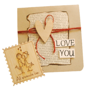 Μαγνητάκι γραμματόσημο 8εκ "All you need is love" μαζί με χειροποίητη κάρτα - ξύλο, χαρτί, μαγνητάκια, ευχετήριες κάρτες