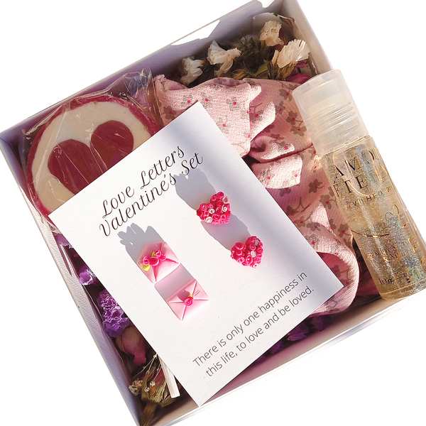 Love Letters Valentine's Set | Σκουλαρίκια & lip-oil, χειροποίητα σκουλαρίκια από πολυμερικό πηλό σε σχέδιο γράμμα Αγίου Βαλεντίνου & καρδιές - πηλός, ατσάλι, δώρα αγίου βαλεντίνου, αγ. βαλεντίνου, σετ κοσμημάτων