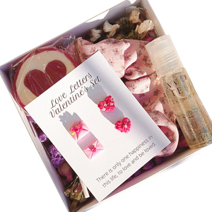 Love Letters Valentine's Set | Σκουλαρίκια & lip-oil, χειροποίητα σκουλαρίκια από πολυμερικό πηλό σε σχέδιο γράμμα Αγίου Βαλεντίνου & καρδιές - ατσάλι, πηλός, δώρα αγίου βαλεντίνου, αγ. βαλεντίνου, σετ κοσμημάτων