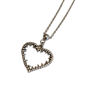 Μενταγιόν με επάργυρη καρδιά με αγκάθια και ατσάλινη αλυσίδα 45εκ - charms, μέταλλο, κοντά, ατσάλι, κοσμήματα