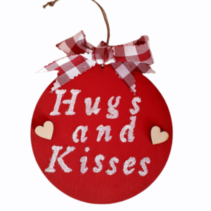 Διακοσμητικό ξύλινο καδράκι Hugs and Kisses με διάμετρο 15εκ - πίνακες & κάδρα, καρδιά, διακοσμητικά, ξύλινα διακοσμητικά