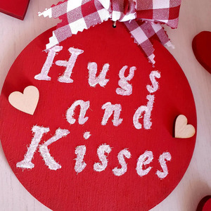 Διακοσμητικό ξύλινο καδράκι Hugs and Kisses με διάμετρο 15εκ - πίνακες & κάδρα, καρδιά, διακοσμητικά, ξύλινα διακοσμητικά - 2