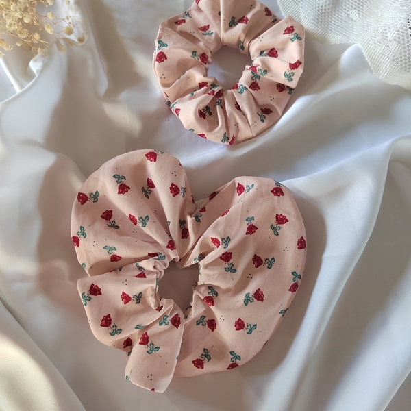 Χειροποιητο υφασμάτινο scrunchie λαστιχάκι μαλλιών κοκαλάκι ροζ με τριαντάφυλλα σε σχήμα καρδιάς 1τμχ large size - ύφασμα, καρδιά, τριαντάφυλλο, αξεσουάρ, αγ. βαλεντίνου - 3