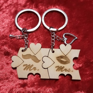 Δώρο Αγ. Βαλεντίνου για ζευγάρια, σετ με δύο μπρελόκ puzzle, από ξύλο με χαραγμένο "mr και mrs" - ξύλο, μπρελόκ, αγάπη, ζευγάρια, αγ. βαλεντίνου - 2