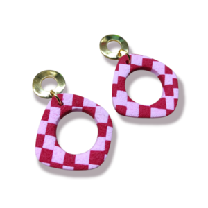 Κρεμαστά σκουλαρίκια από πολυμερικό πηλό, σε organic σχήμα και ροζ-κοκκινο pattern - πηλός, μικρά, κρεμαστά, δώρα αγίου βαλεντίνου, καρφάκι - 2