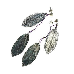 Μακριά μεταλλικά σκουλαρίκια "Dropping Leaves" ασημί μήκος 10 εκ. - ορείχαλκος, επάργυρα, μακριά, κρεμαστά, καρφάκι