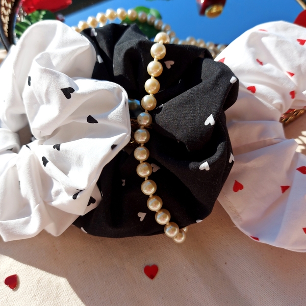 Σετ 3 scrunchies με print καρδούλες σε 3 χρώματα - ύφασμα, καρδιά, δώρα αγίου βαλεντίνου, δώρα για γυναίκες, λαστιχάκια μαλλιών - 2