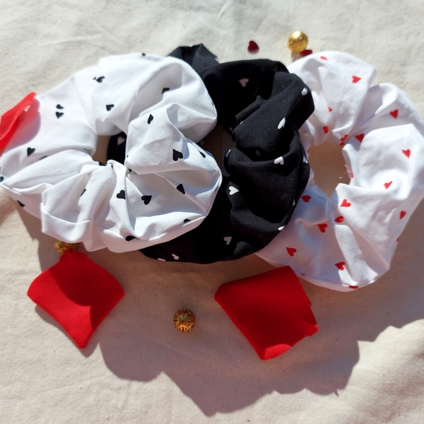 Σετ 3 scrunchies με print καρδούλες σε 3 χρώματα - ύφασμα, καρδιά, δώρα αγίου βαλεντίνου, δώρα για γυναίκες, λαστιχάκια μαλλιών - 3