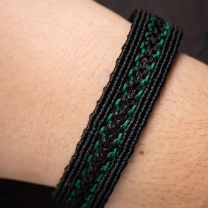 Unisex μαύρο και πράσινο βραχιόλι μακραμε - unisex black and green macrame bracelet - μακραμέ, χεριού, αυξομειούμενα, ύφασμα, boho