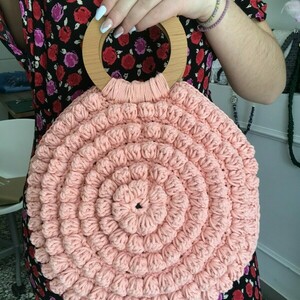 Τσάντα στρογγυλή ροζ χειρός με ξύλινες λαβές - νήμα, all day, χειρός, πλεκτές τσάντες, φθηνές - 4
