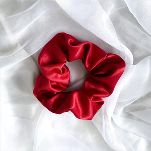 Red scrunchie σατεν - ύφασμα, λαστιχάκια μαλλιών - 2