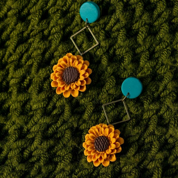 Σκουλαρίκια από πολυμερικό πηλό με ηλιοτρόπιο και τετράγωνο μπρούτζινο στοιχείο - μήκος 6,5 εκ - πηλός, μακριά, λουλούδι, κρεμαστά, καρφάκι - 2