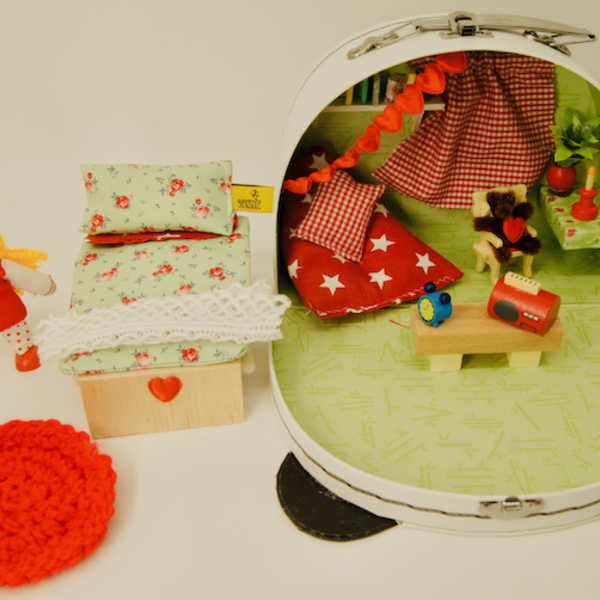 Χειροποίητο κουκλόσπιτο με μινιατούρες σε μεταφερόμενο βαλιτσάκι "Little panda" - κουκλίτσα, ξύλινα παιχνίδια - 2