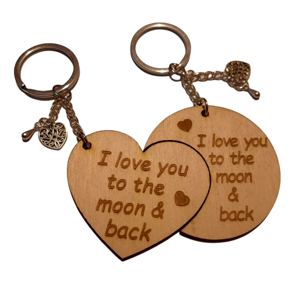 Δώρο Αγ. Βαλεντίνου για ζευγάρια, σετ με δύο μπρελόκ καρδιά και φεγγάρι από ξύλο, χαραγμένα, "I love you to the moon and back " - ξύλο, μπρελόκ, αγάπη, αγ. βαλεντίνου