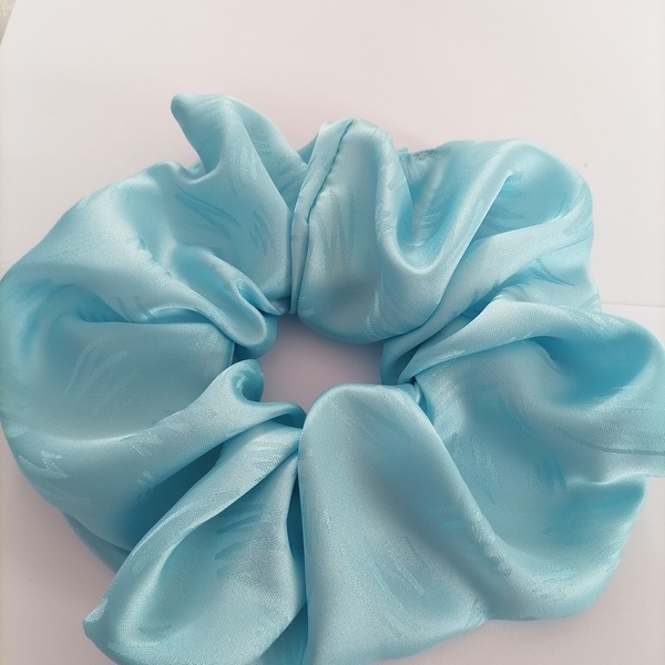 Γαλάζιο παστελ σατέν scrunchie με κεραυνούς - ύφασμα, σατέν, λαστιχάκια μαλλιών