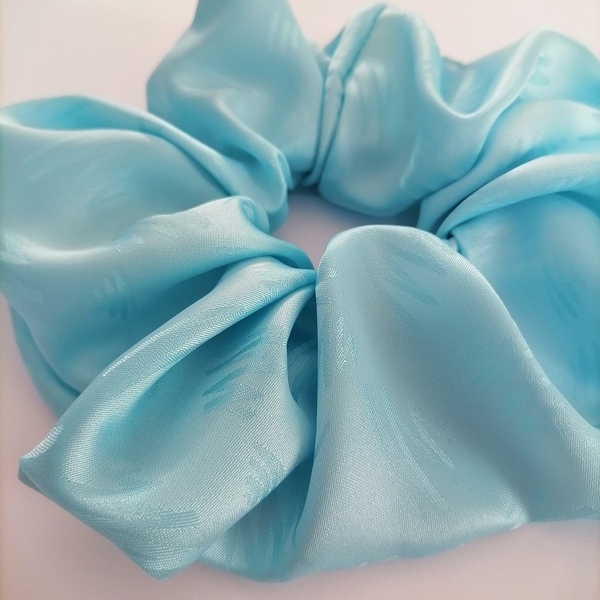 Γαλάζιο παστελ σατέν scrunchie με κεραυνούς - ύφασμα, σατέν, λαστιχάκια μαλλιών - 2