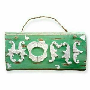Επιτοιχια, ξύλινη επιγραφη, "Home" σε πρασινο χρωμα, 27 Χ 13 εκ. με γραμματα απο πηλο σε ασπρο χρωμα, για διακόσμηση εισοδου. Ρομαντικο δωρο για εκεινη!!! - διακοσμητικά, ζευγάρια