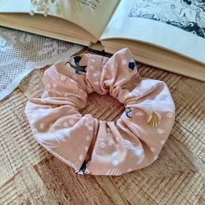 Χειροποιητο scrunchie λαστιχάκι μαλλιών κοκαλάκι σε μπεζ ροζ χρωμα με χελιδόνι 1τμχ medium size - ύφασμα, κορίτσι, δώρο, λαστιχάκια μαλλιών - 2