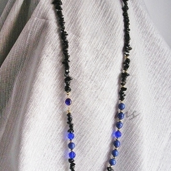 μακρύ κολιέ με ημιπολύτιμες πέτρες τσιπς σε μαύρο χρώμα ,χαολίτη σε μπλε χρώμα και κρύσταλλα σε χρυσό και μπλε - ημιπολύτιμες πέτρες, χαολίτης, χάντρες, μακριά, ροζάριο - 4
