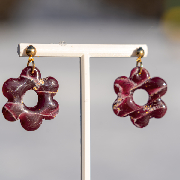 Marble burgundy flower polymer clay earrings - πηλός, λουλούδι, κρεμαστά, καρφάκι, φθηνά - 2