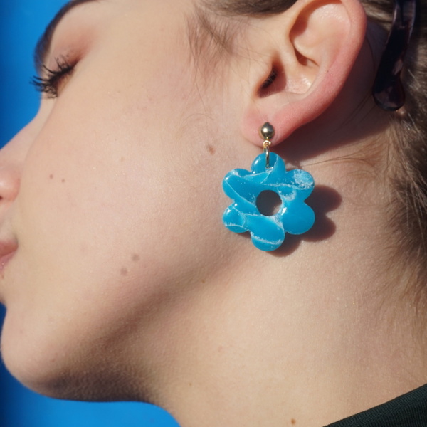 Marble cyan blue flower polymer clay earrings - πηλός, λουλούδι, κρεμαστά, καρφάκι, φθηνά - 4