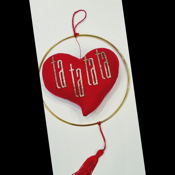 Κατακόκκινη υφασμάτινη κρεμαστή καρδιά σε Μεταλλικό στεφάνι 20 εκατοστά "χτυπάει η καρδιά μου δυνατά " - ύφασμα, κρεμαστά, χιουμοριστικό, διακοσμητικά, ζευγάρια - 3