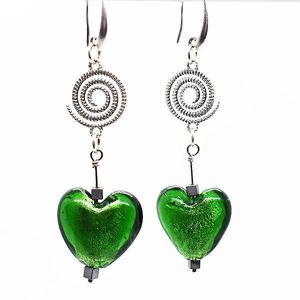 Σκουλαρίκια κρεμαστά μακριά με πράσινη και χάντρα γυάλινη καρδιά - γυαλί, καρδιά, χάντρες, κρεμαστά, αγ. βαλεντίνου