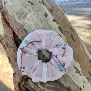 Χειροποιητο υφασμάτινο scrunchie λαστιχάκι μαλλιών κοκαλάκι douple layer με κεντητο τούλι με λουλούδια και εσωτερικό βαμβακερο ύφασμα medium size 1τμχ - ύφασμα, κεντητά, δώρα για γυναίκες, λαστιχάκια μαλλιών - 3