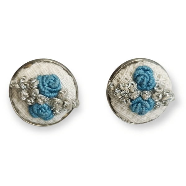 Ατσάλινα σκουλαρίκια άσπρα κεντητά με γαλάζια λουλούδια - κεντητά, σκουλαρίκια, καρφωτά, ατσάλι