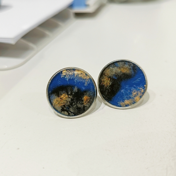 Ατσάλινα σκουλαρίκια στρόγγυλα ζωγραφισμένα με μπλε, μαύρο και χρυσό - σκουλαρίκια, καρφωτά, μικρά, ατσάλι - 2