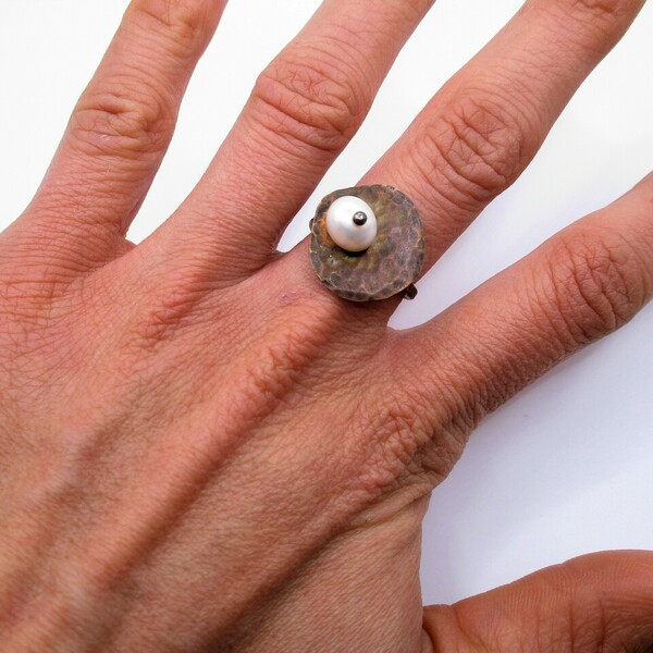 Οξειδωμένο xειροποίητο δαχτυλίδι με μαργαριτάρι. - ημιπολύτιμες πέτρες, μαργαριτάρι, αυξομειούμενα - 4