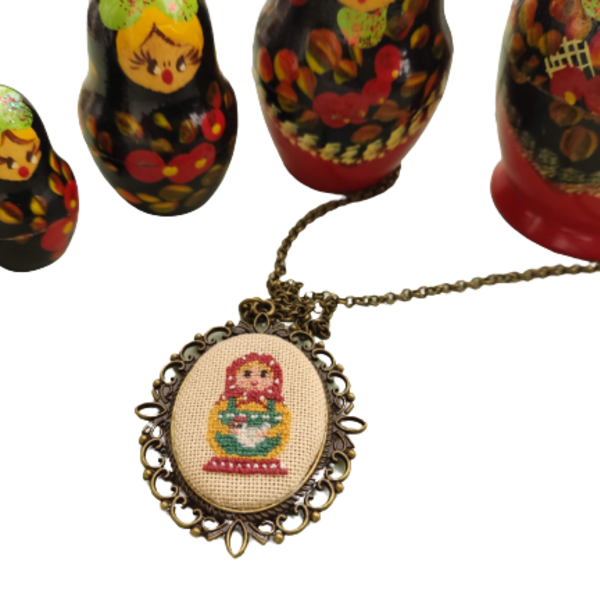 Μπάμπουσκα μενταγιόν, κεντημένο σταυροβελονιά στο χέρι - vintage, μπρούντζος, δώρα για γυναίκες, μενταγιόν