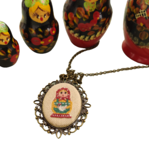 Μπάμπουσκα μενταγιόν, κεντημένο σταυροβελονιά στο χέρι - vintage, μπρούντζος, δώρα για γυναίκες, μενταγιόν