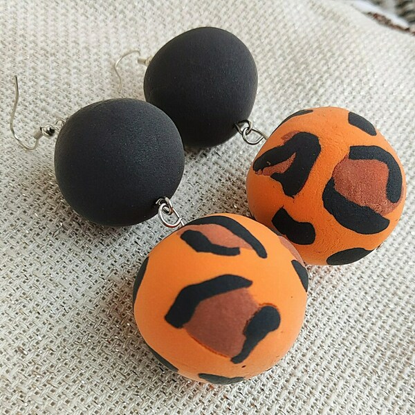 μεγάλα στρογγυλά σκουλαρίκια πορτοκαλί λεοπάρ με μαύρο από πηλό - πηλός, χάντρες, boho, κρεμαστά, γάντζος - 3