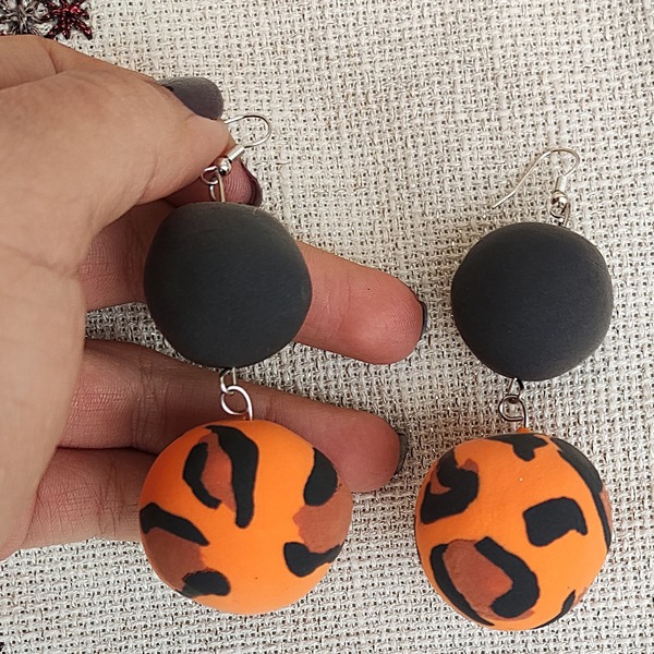 μεγάλα στρογγυλά σκουλαρίκια πορτοκαλί λεοπάρ με μαύρο από πηλό - πηλός, χάντρες, boho, κρεμαστά, γάντζος - 4