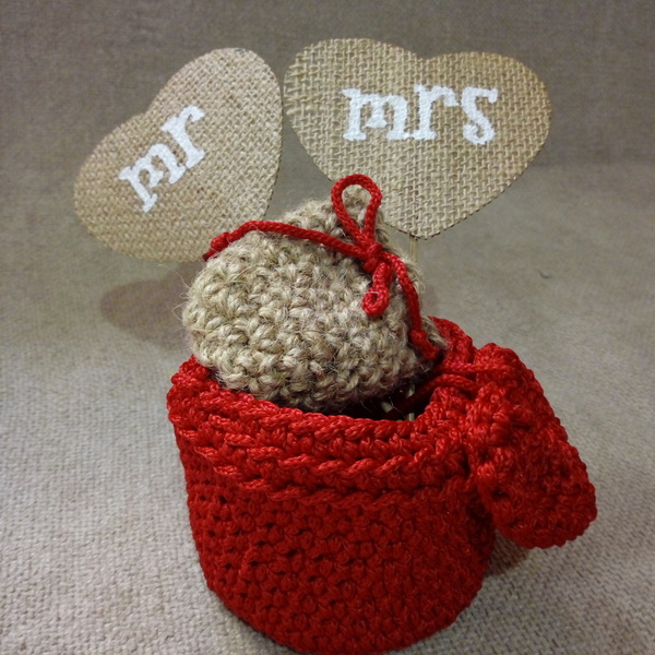Καρδιές Mr & Mrs σε πλεκτο κοκκινο καλαθακι - νήμα, διακοσμητικά, ζευγάρια, αγ. βαλεντίνου - 2