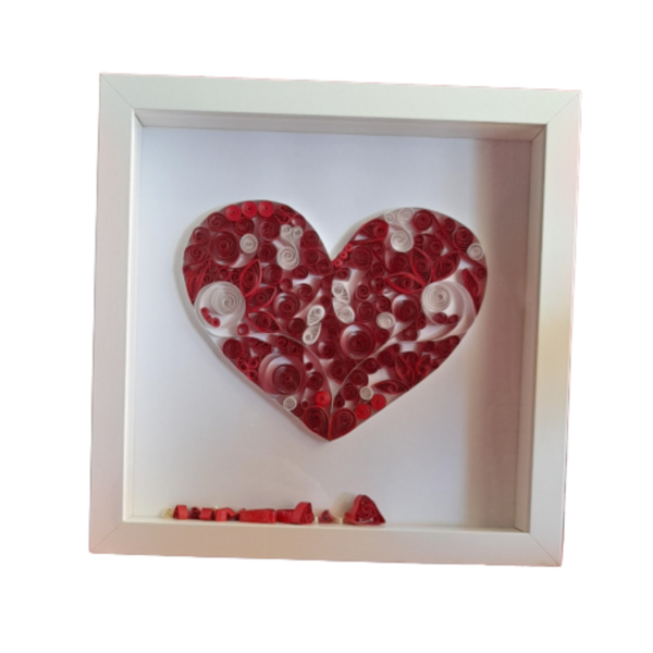 Ξύλινο λευκό καδράκι 25x25cm με καρδιά φτιαγμένη με την τεχνική της χαρτοπλεκτικής σε κόκκινες και άσπρες αποχρώσεις. - πίνακες & κάδρα, καρδιά, χαρτί, διακοσμητικά