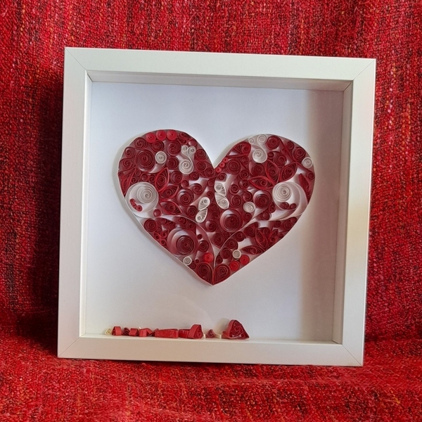 Ξύλινο λευκό καδράκι 25x25cm με καρδιά φτιαγμένη με την τεχνική της χαρτοπλεκτικής σε κόκκινες και άσπρες αποχρώσεις. - πίνακες & κάδρα, καρδιά, χαρτί, διακοσμητικά - 2