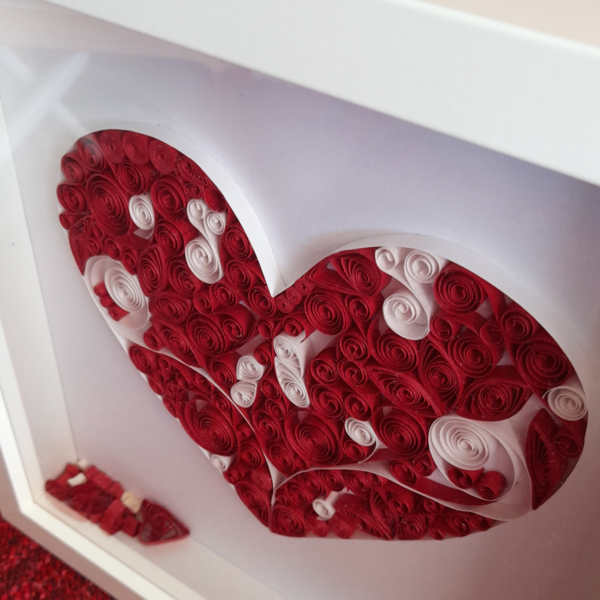 Ξύλινο λευκό καδράκι 25x25cm με καρδιά φτιαγμένη με την τεχνική της χαρτοπλεκτικής σε κόκκινες και άσπρες αποχρώσεις. - πίνακες & κάδρα, καρδιά, χαρτί, διακοσμητικά - 3