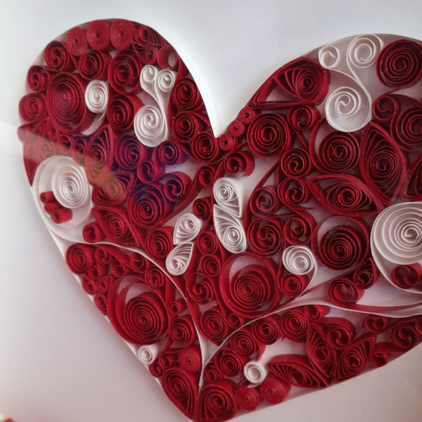 Ξύλινο λευκό καδράκι 25x25cm με καρδιά φτιαγμένη με την τεχνική της χαρτοπλεκτικής σε κόκκινες και άσπρες αποχρώσεις. - πίνακες & κάδρα, καρδιά, χαρτί, διακοσμητικά - 4
