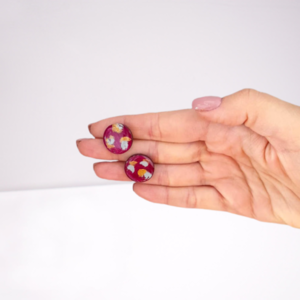 Stud earrings "Magenta abstract", στρογγυλό! - ξύλο, γυαλί, ζωγραφισμένα στο χέρι, καρφωτά, καρφάκι - 3