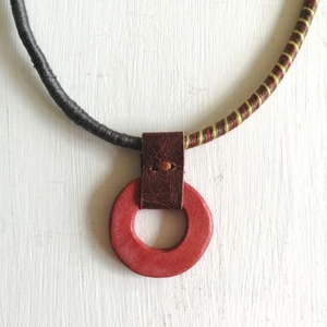 Κεραμικό κόκκινο μενταγιόν με πολύχρωμο ντυμένο κορδόνι, μήκος 53 εκ - χρωματιστό, πηλός, κορδόνια, κοντά, μενταγιόν